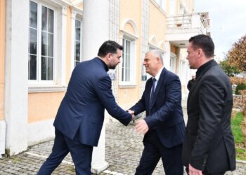 Shkëlqim Hajdari në Kavajë, prefekti i Tiranës, zhvillon një takim me kryebashkiakun Qosja: Një mundësi e shkëlqyer për të forcuar bashkëpunimin.