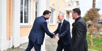 Shkëlqim Hajdari në Kavajë, prefekti i Tiranës, zhvillon një takim me kryebashkiakun Qosja: Një mundësi e shkëlqyer për të forcuar bashkëpunimin.