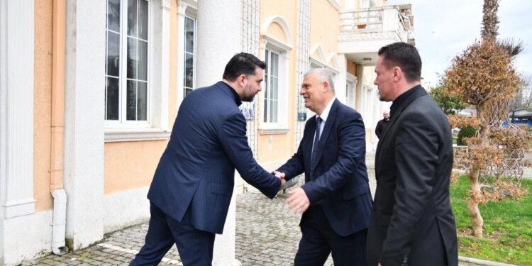 Shkëlqim Hajdari në Kavajë, prefekti i Tiranës, zhvillon një takim me kryebashkiakun Qosja: Një mundësi e shkëlqyer për të forcuar bashkëpunimin.