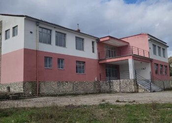 Shkolla në Lazarat mbyllet për shkak të emigrimit; plani për ta kthyer në qendër grumbullimi të bimëve medicinale dështon.