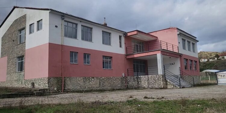 Shkolla në Lazarat mbyllet për shkak të emigrimit; plani për ta kthyer në qendër grumbullimi të bimëve medicinale dështon.