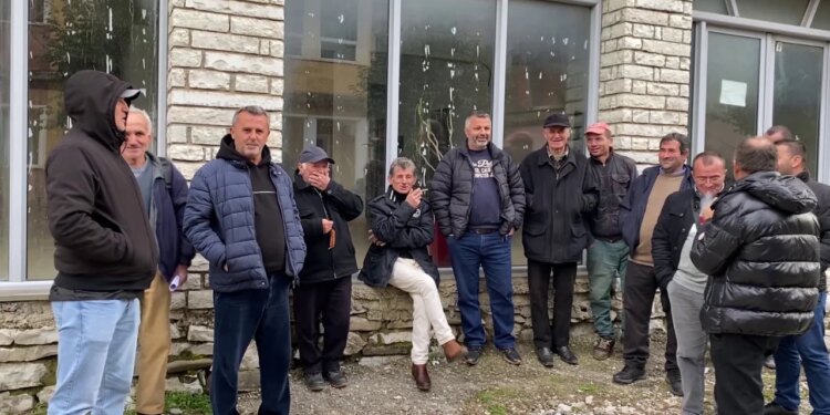 “Shprehje nevoje për ujë dhe energji elektrike” / Protesta në Këlcyrë, banorët kërcënojnë me bllokimin e rrugës nacionale.