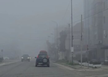 Shqipëria tashti përballet me mjegull, duke krijuar pengesa në qarkullimin e automjeteve.