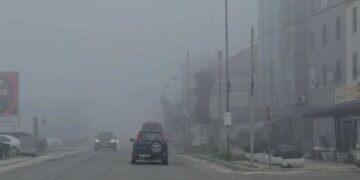 Shqipëria tashti përballet me mjegull, duke krijuar pengesa në qarkullimin e automjeteve.