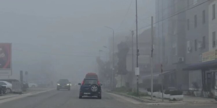 Shqipëria tashti përballet me mjegull, duke krijuar pengesa në qarkullimin e automjeteve.
