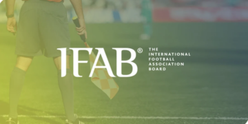 Sistemi VAR dhe vonesat; përpjekjet e IFAB për të modifikuar rregullat për Botërorin 2026