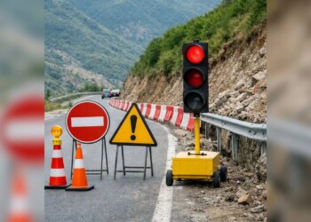 Situata në aksin Librazhd-Pogradec është përkeqësuar pas rrëshqitjes së dheut, ndërsa ARRSH njofton ndalimin e qarkullimit për mjetet e tonazhit të rëndë.