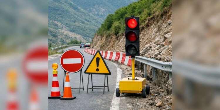 Situata në aksin Librazhd-Pogradec është përkeqësuar pas rrëshqitjes së dheut, ndërsa ARRSH njofton ndalimin e qarkullimit për mjetet e tonazhit të rëndë.