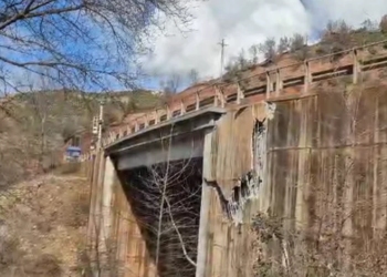 Situata përkeqësohet në aksin Librazhd-Pogradec: Ura çan dhe rrezikon të shembet, ndalohet qarkullimi i këmbësorëve.