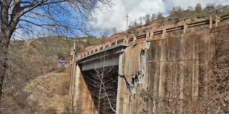 Situata përkeqësohet në aksin Librazhd-Pogradec: Ura çan dhe rrezikon të shembet, ndalohet qarkullimi i këmbësorëve.
