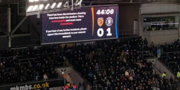 Skandal në FA Cup, disa tifozë të Chelsea-t ndalohen pasi bëjnë thirrje homofobe gjatë ndeshjes