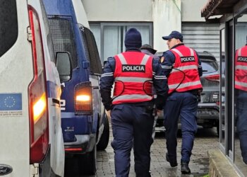 Skandali i mbetjeve “Kurum”: 20 të arrestuar arrijnë në Gjykatën e Durrësit