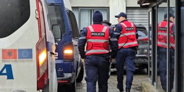 Skandali i mbetjeve “Kurum”: 20 të arrestuar arrijnë në Gjykatën e Durrësit