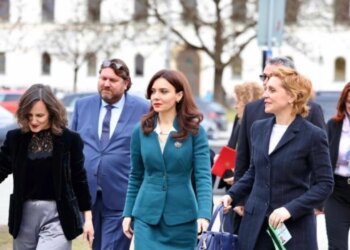 Spiropali zhvillon një vizitë në katedrën e Albanologjisë, e cila është themeluar nga Martin Camaj: Një bashkëpunim i ngushtë mes Shqipërisë dhe Europës përmes dijes, diplomacisë dhe kulturës.