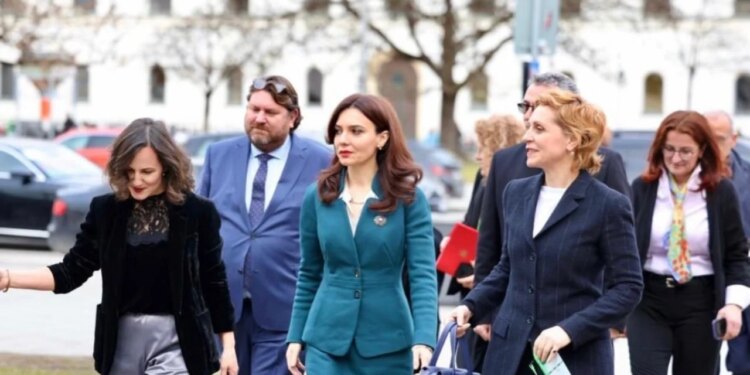 Spiropali zhvillon një vizitë në katedrën e Albanologjisë, e cila është themeluar nga Martin Camaj: Një bashkëpunim i ngushtë mes Shqipërisë dhe Europës përmes dijes, diplomacisë dhe kulturës.