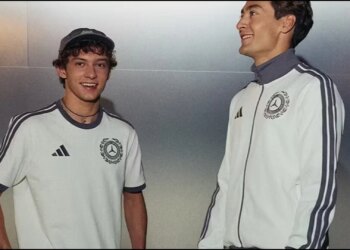 Stili i uniformave të Mercedes në Formula 1 duket i ngjashëm me atë të një ekipi futbolli.