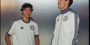 Stili i uniformave të Mercedes në Formula 1 duket i ngjashëm me atë të një ekipi futbolli.