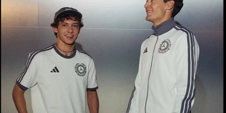 Stili i uniformave të Mercedes në Formula 1 duket i ngjashëm me atë të një ekipi futbolli.