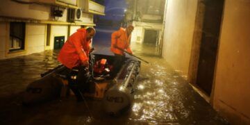 Stuhitë dhe përmbytjet masive në Portugali çojnë në 16 viktima, ndërsa një çift të moshuarish mbetet i zhdukur për 5 ditë.