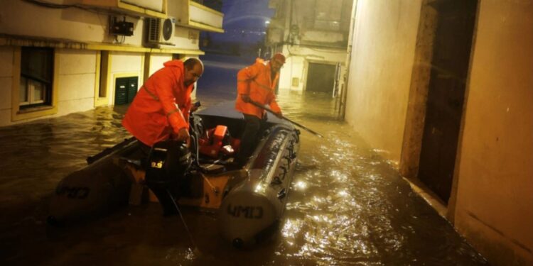 Stuhitë dhe përmbytjet masive në Portugali çojnë në 16 viktima, ndërsa një çift të moshuarish mbetet i zhdukur për 5 ditë.