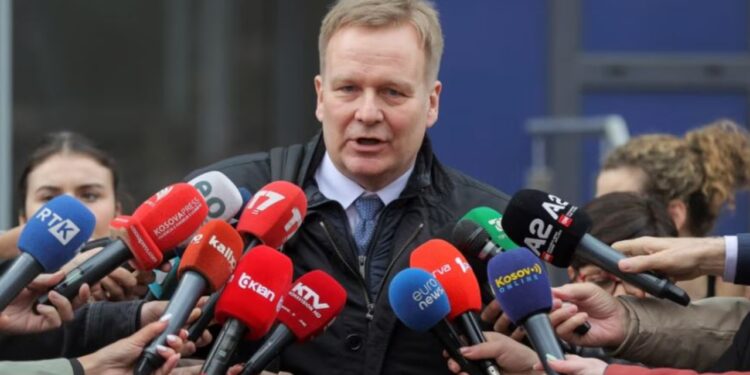 Takimi i dërguarit të posaçëm të Bashkimit Evropian me Albin Kurtin dhe Donika Konjufcën: Sorensen thekson fokusin në përparimin e dialogut ndërmjet Kosovës dhe Serbisë.