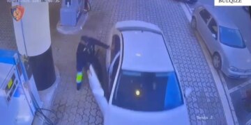 Të rinjtë në Bulqizë arrestohen pasi furnizuan makinën me naftë dhe u larguan pa paguar, duke rrezikuar jetën e punonjësit të karburantit.