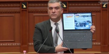 Tedi Blushi paraqet në Kuvend videon e arrestimit të Metës: U mbajt i ndaluar për dy orë para shpalljes së vendimit të gjykatës. Ministri deklaron: Nuk ka qenë një ndjekje politike.