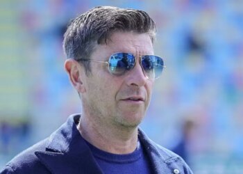 Tensionet mes arbitrave dhe trajnerëve në futbollin italian; takimi i planifikuar shtyhet, por kërkohet ndryshimi i sistemit VAR.