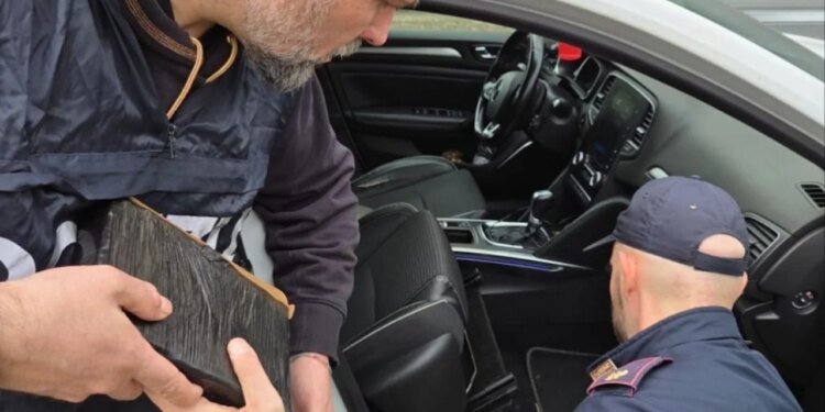 Tetë pako kokainë, zbulimi i shqiptarit në Itali, ishin të fshehura në…