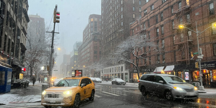 “The ‘makth’ i bardhë në Nju Jork: paralajmërime për stuhi dëbore, anulime fluturimesh dhe këshilla për kufizimin e udhëtimeve”