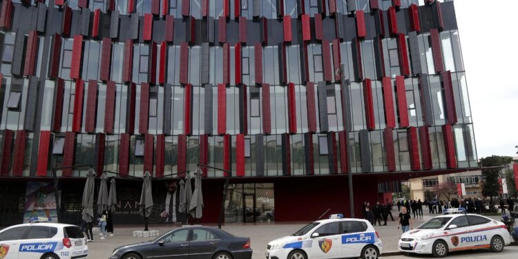 Tirana-Partizani, ndeshja e pritur/ Policia njofton masat e sigurisë, rrugët që do të mbyllen në orën 14:00