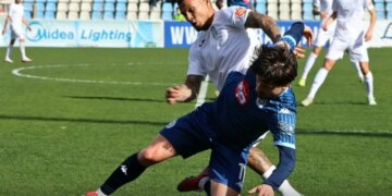 Tirana dhe Dinamo ndajnë pikat në një derbi të jashtëzakonshëm, mes kaosit dhe emocioneve në kryeqytet.