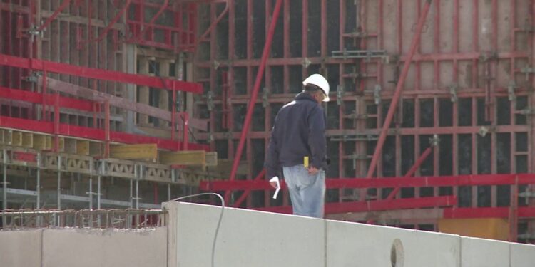 Tokat bujqësore transformohen në prona/ Çmimet e tokës në periferi të Tiranës rriten deri në 6-fish.