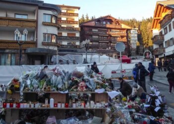 Tragjedia në Crans-Montana: Miku i një nga viktimat kundërshton hetimet dhe publikon videon e të rinjve duke konsumuar alkool në klubin e natës.