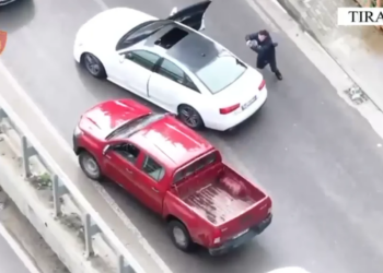 Transportuesi i drogës kapet në momentin e veprimit në Unazën e Madhe, ndalohet nga policia në mes të rrugës, duke mbajtur 10 kg kanabis.