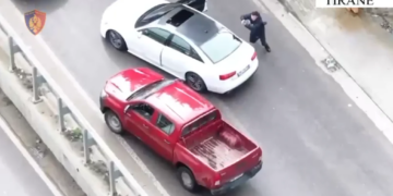 Transportuesi i drogës kapet në momentin e veprimit në Unazën e Madhe, ndalohet nga policia në mes të rrugës, duke mbajtur 10 kg kanabis.