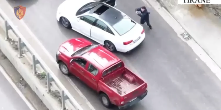 Transportuesi i drogës kapet në momentin e veprimit në Unazën e Madhe, ndalohet nga policia në mes të rrugës, duke mbajtur 10 kg kanabis.