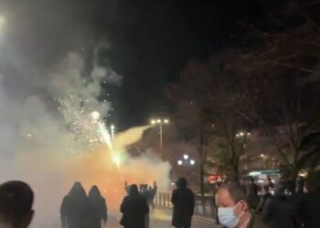 Trazirat para selisë së PD vazhdojnë: Protestuesit përdorin fishekzjarrë, policia reagoon me gaz lotsjellës për t'i shpërndarë.