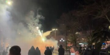 Trazirat para selisë së PD vazhdojnë: Protestuesit përdorin fishekzjarrë, policia reagoon me gaz lotsjellës për t'i shpërndarë.