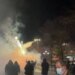 Trazirat para selisë së PD vazhdojnë: Protestuesit përdorin fishekzjarrë, policia reagoon me gaz lotsjellës për t'i shpërndarë.