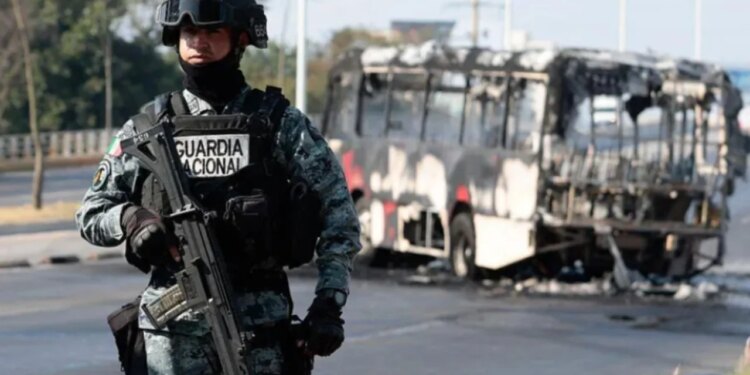 Trazirat pas vdekjes së liderit të drogës ‘El Mencho’ rezultojnë në vrasjen e 25 anëtarëve të Gardës Kombëtare në Meksikë.