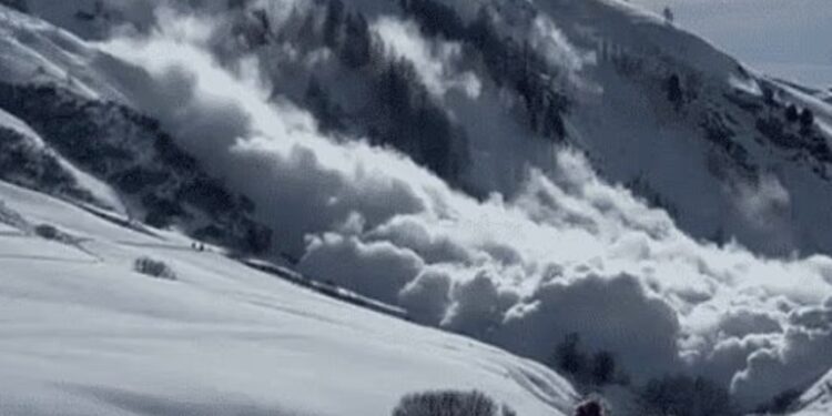 Tre skiatorë gjejnë vdekjen në Alpet e Francës si pasojë e një orteku të fuqishëm.