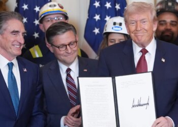 Trump jep urdhër për Pentagonin të sigurojë energji nga qymyri, pavarësisht ndikimeve negative në mjedis.