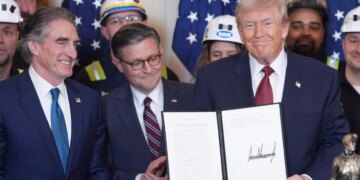 Trump jep urdhër për Pentagonin të sigurojë energji nga qymyri, pavarësisht ndikimeve negative në mjedis.