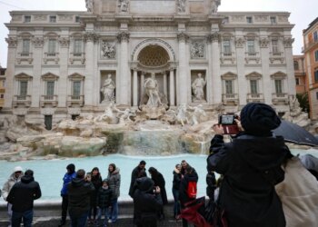 Turistët që vizitojnë Romën do të paguajnë nga sot 2 euro për t'u afruar me Shatërvanin Trevi, me biletë të vlefshme për të huaj dhe vendas.