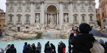 Turistët që vizitojnë Romën do të paguajnë nga sot 2 euro për t'u afruar me Shatërvanin Trevi, me biletë të vlefshme për të huaj dhe vendas.