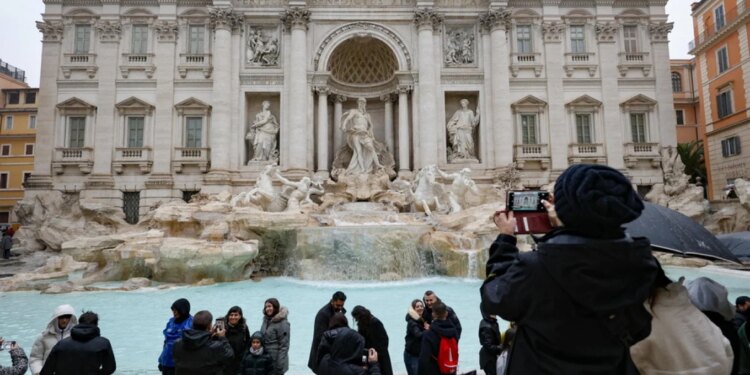Turistët që vizitojnë Romën do të paguajnë nga sot 2 euro për t'u afruar me Shatërvanin Trevi, me biletë të vlefshme për të huaj dhe vendas.
