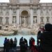 Turistët që vizitojnë Romën do të paguajnë nga sot 2 euro për t'u afruar me Shatërvanin Trevi, me biletë të vlefshme për të huaj dhe vendas.