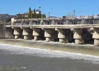 Ura e Çengelajt mbi Shkumbin rrezikon shembjen, ndalohen mjete të rënda mbi 3.5 ton dhe kërkohen masa emergjente.