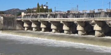 Ura e Çengelajt mbi Shkumbin rrezikon shembjen, ndalohen mjete të rënda mbi 3.5 ton dhe kërkohen masa emergjente.